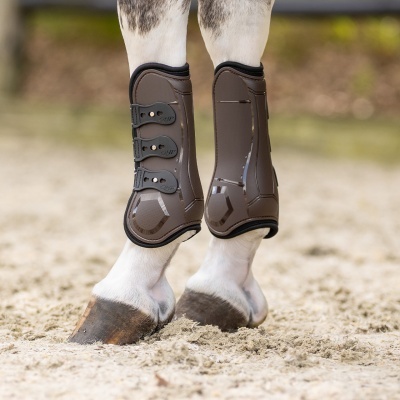 Proteções castanhas para pernas de cavalo com fivelas pretas OHP