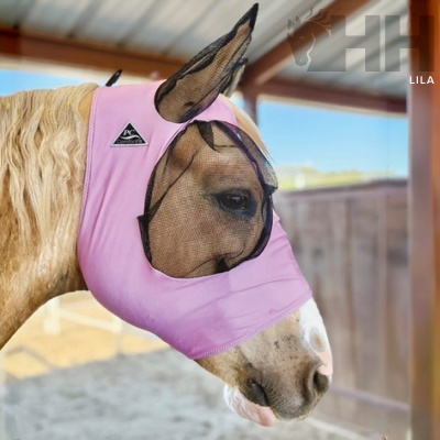 Máscara lilás de protecção para cavalo com malha preta nos olhos e orelhas