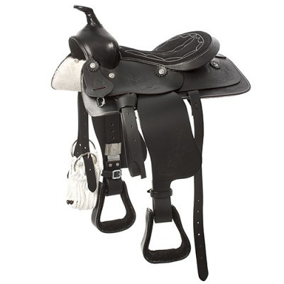 Sela de equitação preta em couro com detalhes gravados e estribos