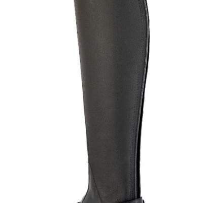 Bota alta preta de couro com fecho traseiro e fivela, sola preta lisa