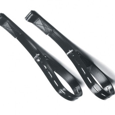 Par de estribos de equitação pretos com correias ajustáveis e fivelas metálicas