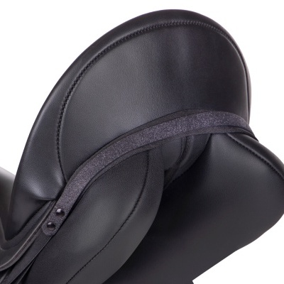 Sela de equitação preta em couro sintético com tiras e fivelas