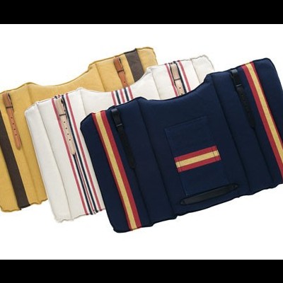 Três almofadas macias em algodão com faixas verticais em amarelo, branco e azul.