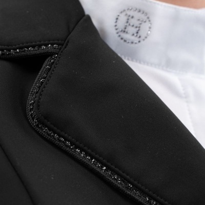 Detalhe de casaco preto com acabamento brilhante e camisa branca com logótipo no colarinho