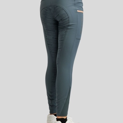 Calças desportivas azul-acinzentado com estampa MONTAR e ténis brancos