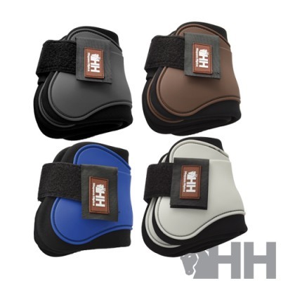 Protetores para patas de cavalo em preto, castanho, azul e branco com faixa preta de velcro e etiqueta 'HH'.