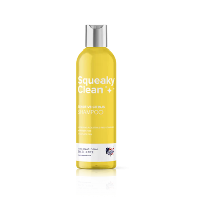Frasco amarelo de shampoo Squeaky Clean Sensitive Citrus