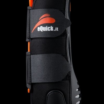 Protetor para cavalo preto com fechos de velcro e texto eQuick.it em correia superior