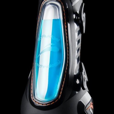 Proteção desportiva preta com detalhes azuis e costuras laranja