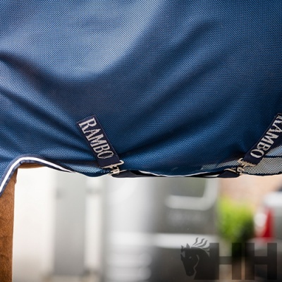 Manta azul para cavalo com etiquetas RAMBO e fechos metálicos
