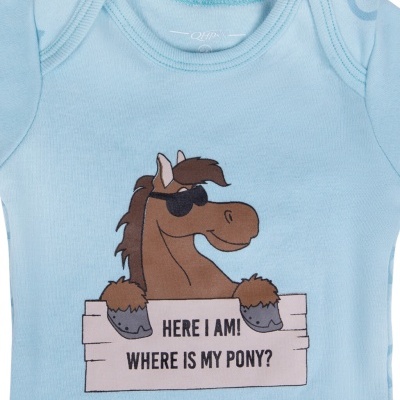 Body bebé azul claro com estampado de cavalo e texto em inglês
