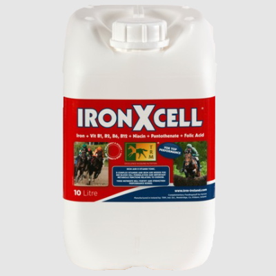 Recipiente branco com rótulo vermelho do produto IRONXCELL para cavalos