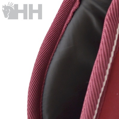 Produto vermelho com interior preto e logotipo HH cinza