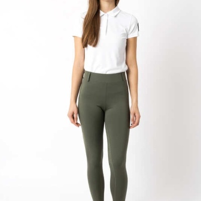 Mulher a usar polo branca e leggings verdes sobre fundo branco