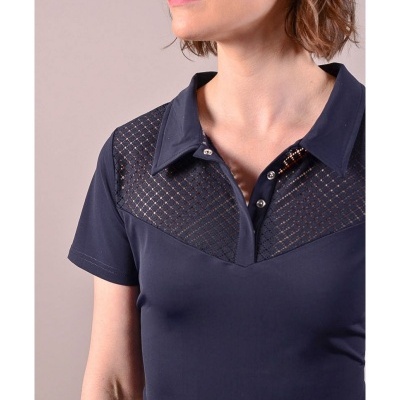 Polo feminino azul escuro com renda preta e botões prateados.