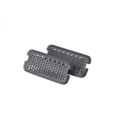 Par de acessórios plásticos negros com orifícios, fundo branco