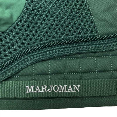 Tecido verde com detalhes em malha, tecido acolchoado e nome MARJOMAN bordado