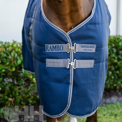 Cobertura azul escuro para cavalo com etiquetas RAMBO e HORSEWARE IRELAND