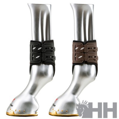 Botas de proteção preta e castanha para equitação em manequins prateados de patas de cavalo