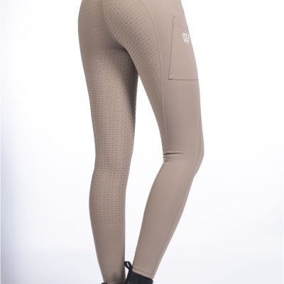 Calças bege texturizadas com bolso lateral BR 25 e botins pretos