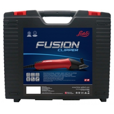 Estojo preto com cortador de pêlo Fusion Clipper, etiqueta azul com texto e imagem do produto vermelho e preto