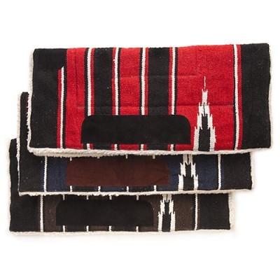 Três mantas para sela em cores vermelho, azul e castanho com riscas e reforço em couro