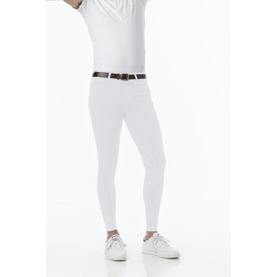 Homem com calças justas brancas, tshirt branca, cinto castanho e ténis brancos num fundo branco