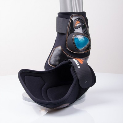 Proteções de joelho e canela em neopreno preto com detalhes azuis e textura carbono