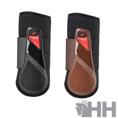Dois protetores para cavalos, um preto e castanho, com etiqueta vermelha CARBO AIR, fundo branco