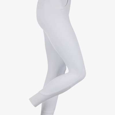 Calças brancas de equitação com corte justo e bolsos em fundo branco