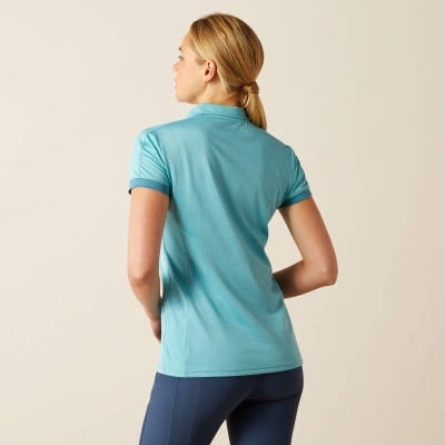 Polo azul claro de manga curta visto de costas