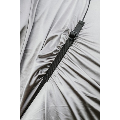 Capa cinzenta com faixa preta ajustável e fivela