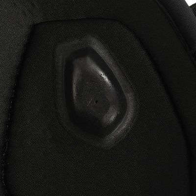 Almofada preta com relevo plástico brilhante