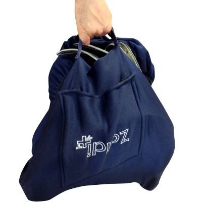 mochila ou saco azul escuro com bordado '+ tipoz' e alças pretas