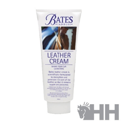 Tubo branco de creme Bates Saddles Leather Cream com texto e imagem