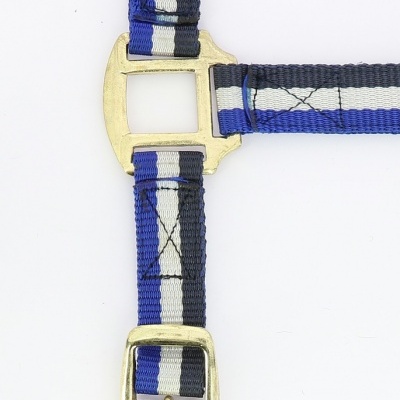 Peça têxtil azul, preta e branca com fivela metálica dourada