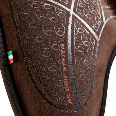 Produto em camurça castanha com padrão e texto AG GRIP SYSTEM