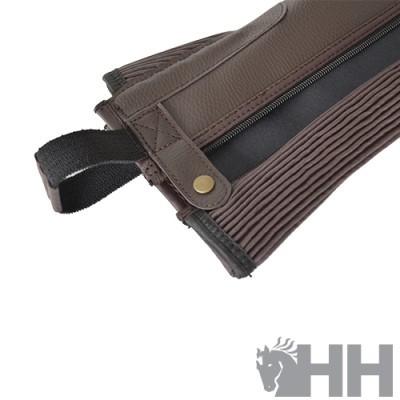 Bolsa ou estojo castanho com fecho e alça preta em textura de couro e tecido franzido