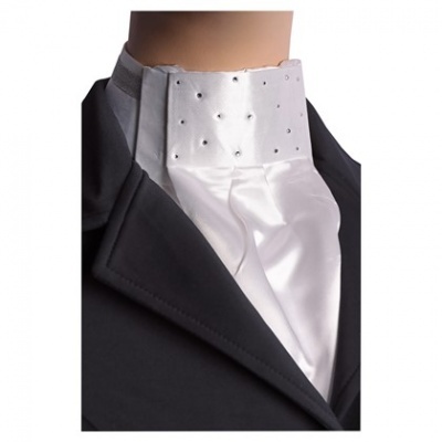 Gola branca acetinada com perfurações sobre casaco preto.