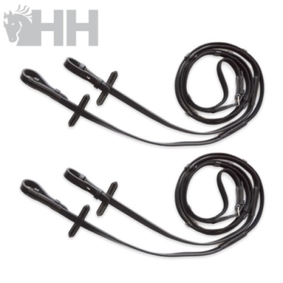 Par de rédeas pretas de couro com fivelas metálicas sobre fundo branco