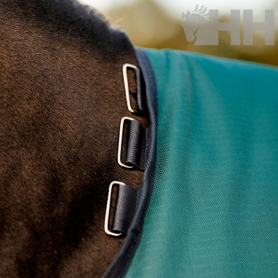 Cobertor verde azulado para cavalo com fechos de metal e fita preta