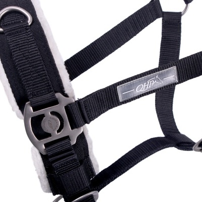 Arnês preto ajustável para animal com almofadado branco e fivelas