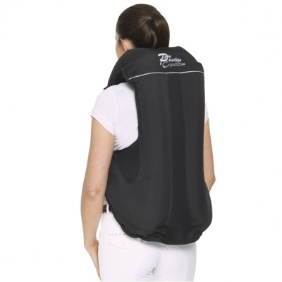 Mochila protetora preta com texto 'Prestige FOUGANZA' nas costas de pessoa