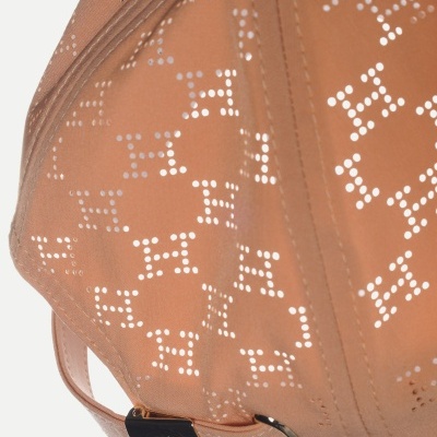 Boné castanho com padrão de perfurações em 'H'