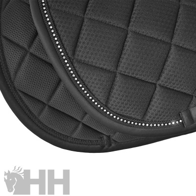 dois mantos para cavalo acolchoados pretos com padrão quadrado, um com brilhantes na borda
