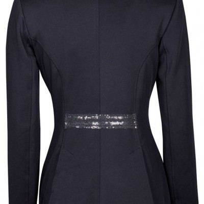 Blazer feminino preto com detalhes brilhantes na gola e faixa na parte traseira