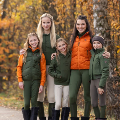 Grupo de cinco pessoas em floresta de outono com roupa desportiva e casacos acolchoados