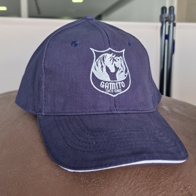 Boné azul escuro com bordado branco de tigre e texto GAMITO TIGER SHOP