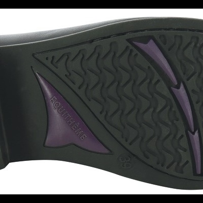 Sola de sapato preta com detalhes roxos e padrão antiderrapante