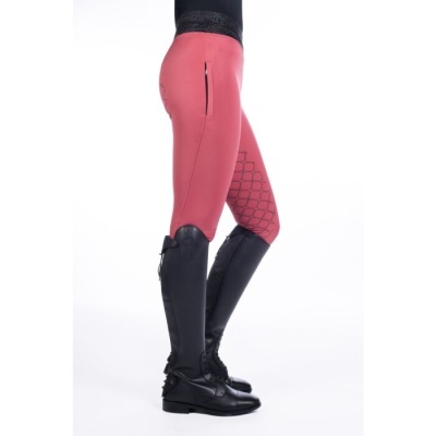 Calças de equitação rosa com botas pretas em fundo branco